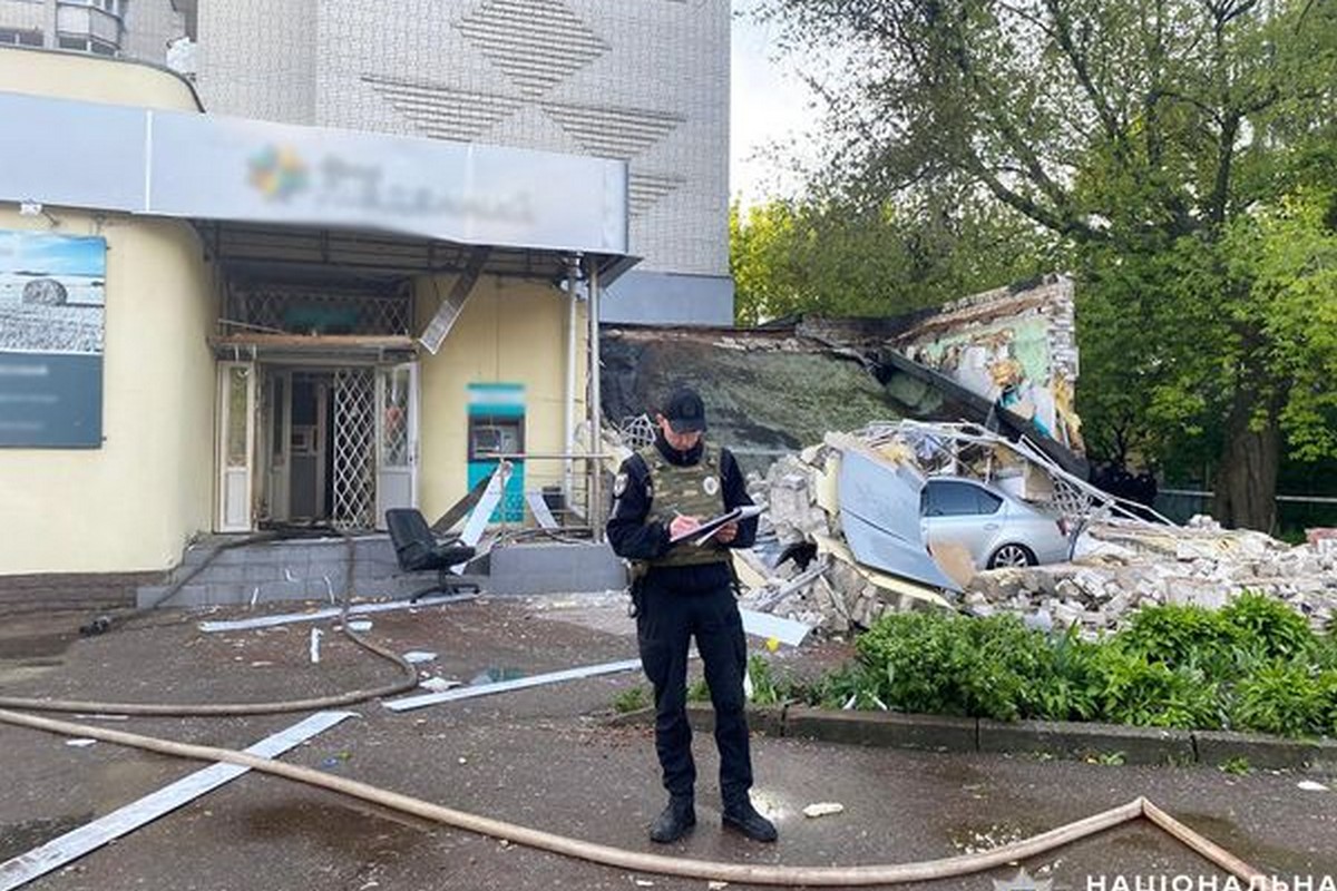 У центрі Чернігова підірвали банк (фото)