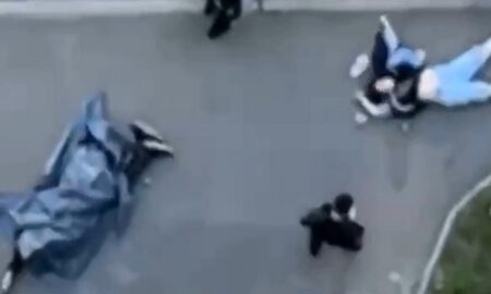 У Києві жінка вистрибнула з вікна, впала на людину і вбила її – ЗМІ (відео)