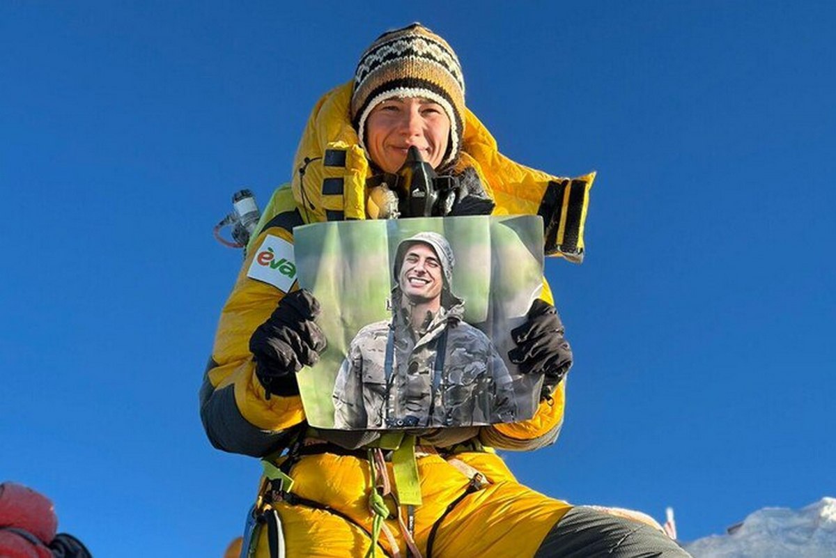 Альпіністка з України Антоніна Самойлова за добу піднялася на Еверест і Лхоцзе. Вона стала першою українкою, яка підкорила цю вершину.