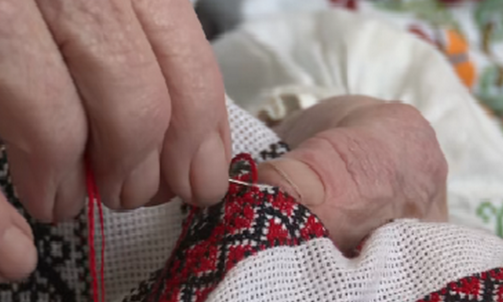 на Івано Франківщині 93 річна жінка вишиває сорочки без окулярів