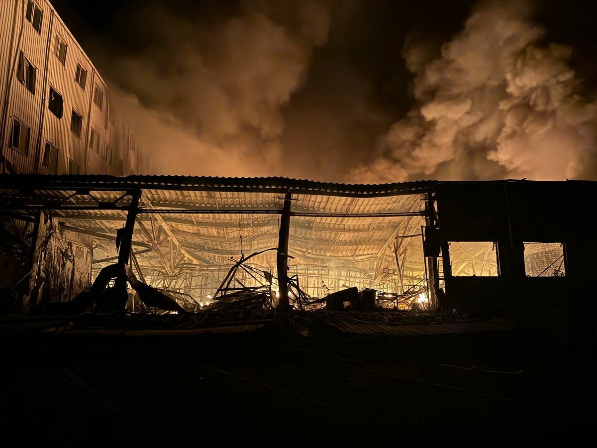 В Одесі виникла масштабна пожежа після ракетного удару: влучили у «Нову пошту», 14 постраждалих (фото)