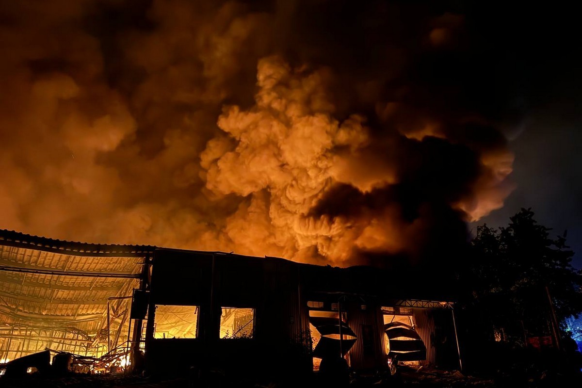 В Одесі виникла масштабна пожежа після ракетного удару: влучили у «Нову пошту», 14 постраждалих (фото)