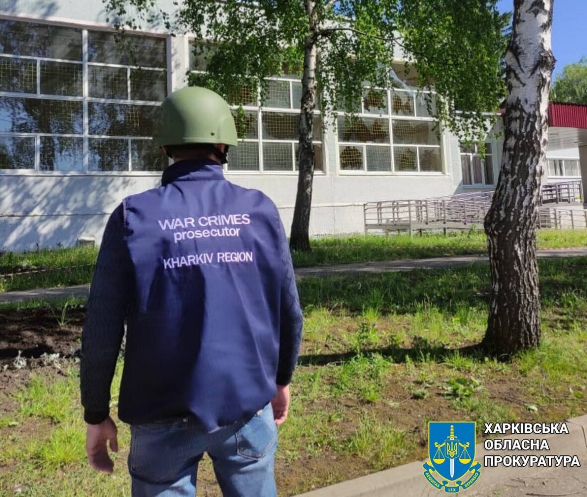 Вдарили по шкільному стадіону посеред дня: серед поранених 4 дітей у Харкові