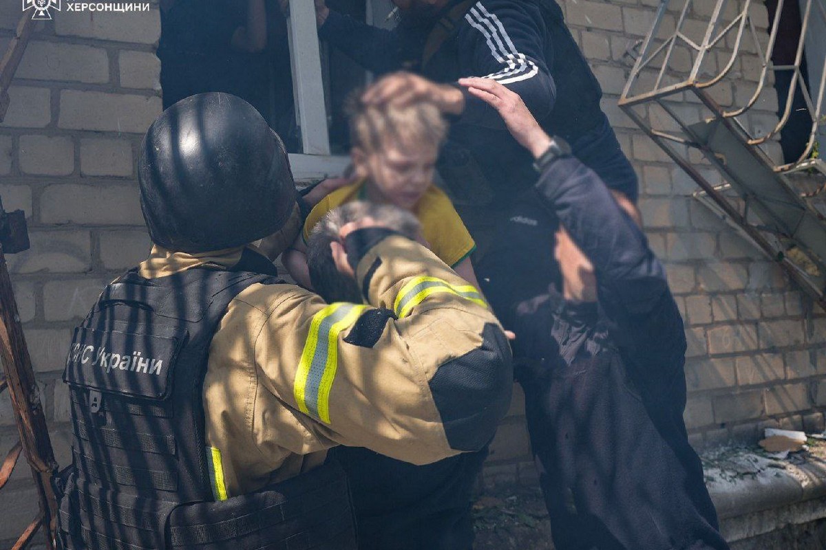 Окупанти скинули три бомби на центр Херсона: 18 поранених, серед них дитина