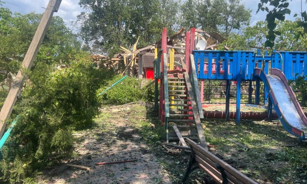 Армія РФ вдарила по місцю літнього відпочинку у Малоданилівській громаді на Харківщині. На жаль, є загиблі і поранені люди – їх кількість зростає