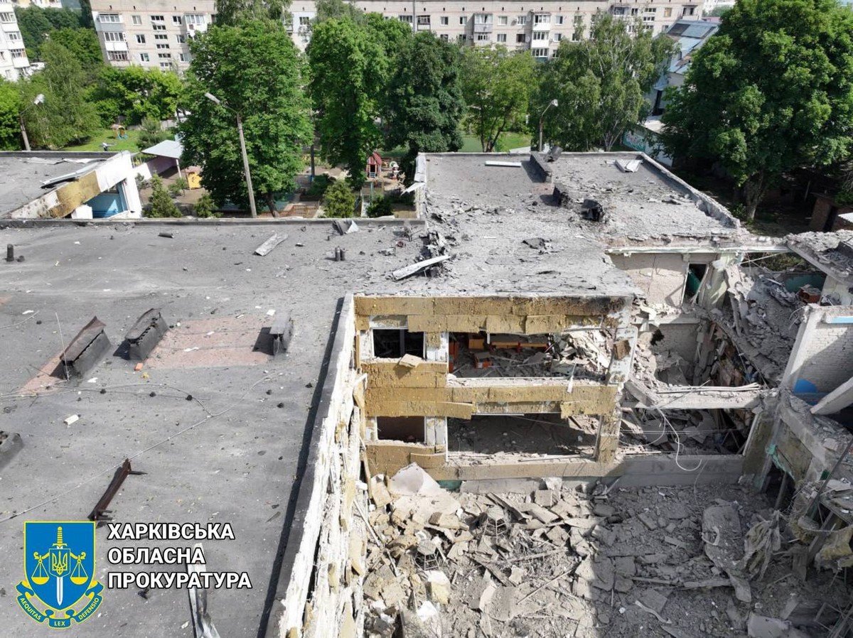 Окупанти вдарили ракетами по центру Чугуєва: зруйновано дитсадок, багато поранених