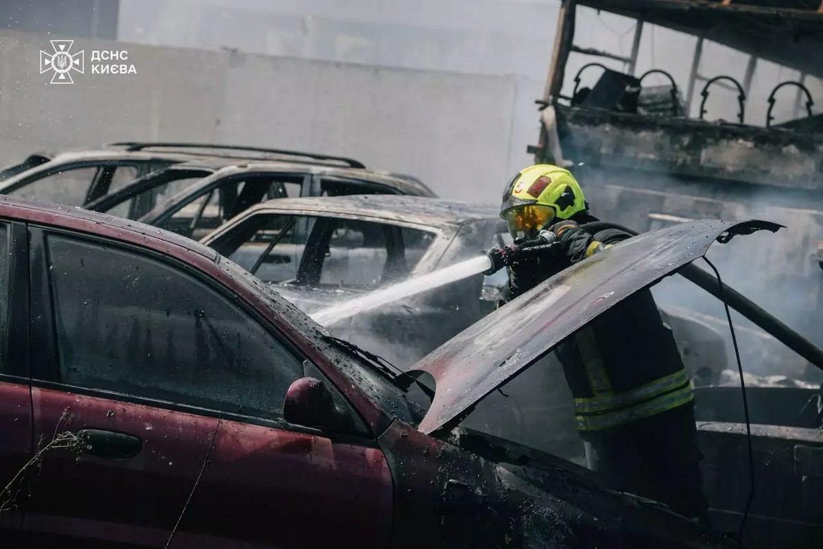 Масштабна пожежа у Києві: згоріло понад 40 транспортних засобів на паркувальному майданчику (фото, відео)