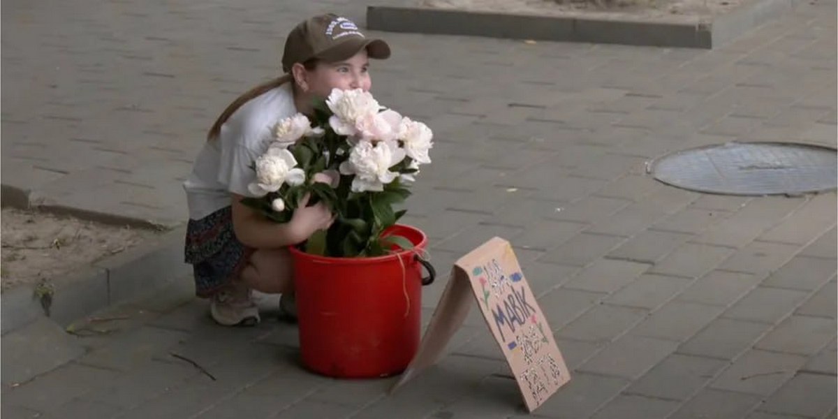 у Луцьку 8 річна дівчинка продає півонії за донати
