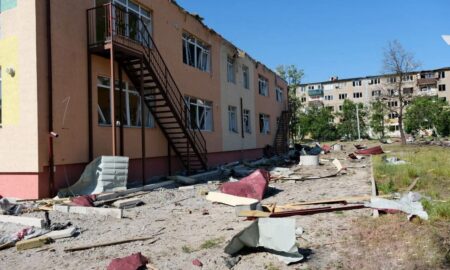 Ворог скинув авіабомби на дитсадок у Мирнограді – 5 людей поранені (фото, відео)