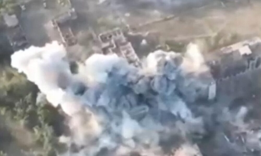 ЗСУ скинули 227-кілограмові бомби на оточених у Вовчанську росіян: епічне відео