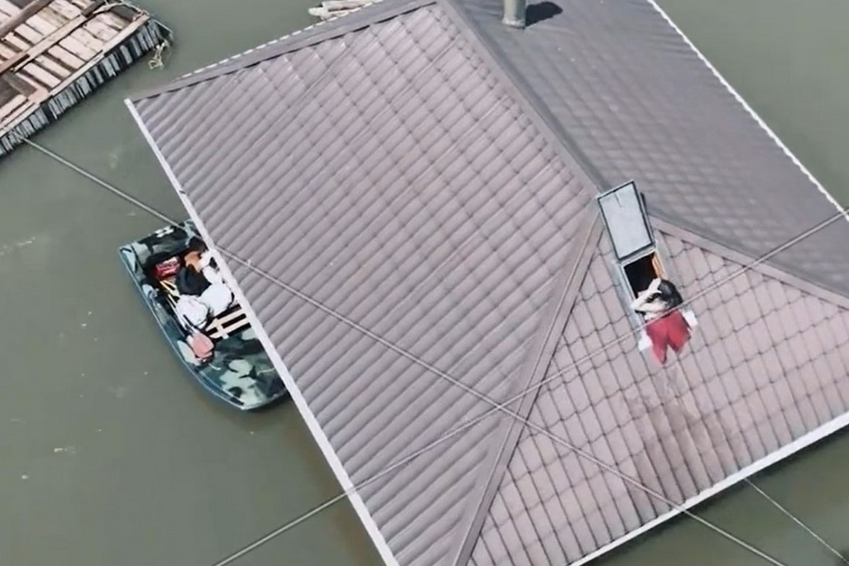 «На даху сиділи жінка і двоє дітей»: як прикордонники рятували людей після підриву Каховської ГЕС