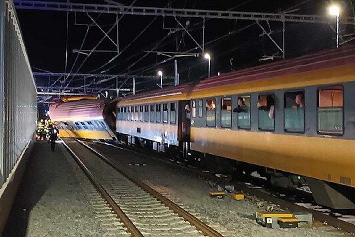 У Чехії поїзд, що прямував до України, зіштовхнувся з вантажним потягом: є загиблі і багато поранених