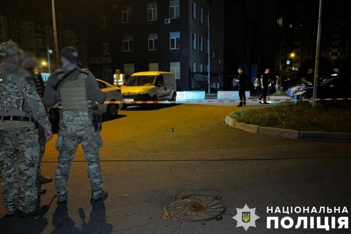 У Києві чоловік підірвав гранату – пошкоджено понад 10 авто (фото)