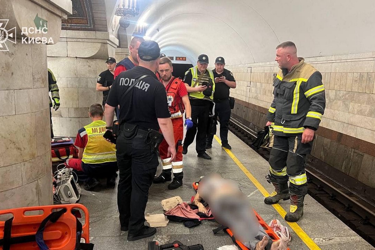 У метро Києва впала під потяг і загинула жінка