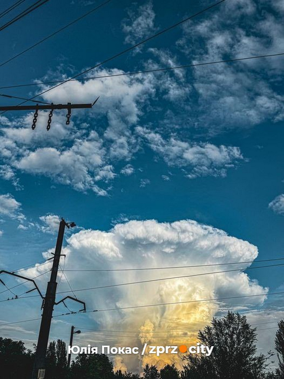 У Запоріжжі хмара у вигляді ядерного гриба здивувала мешканців (фото)