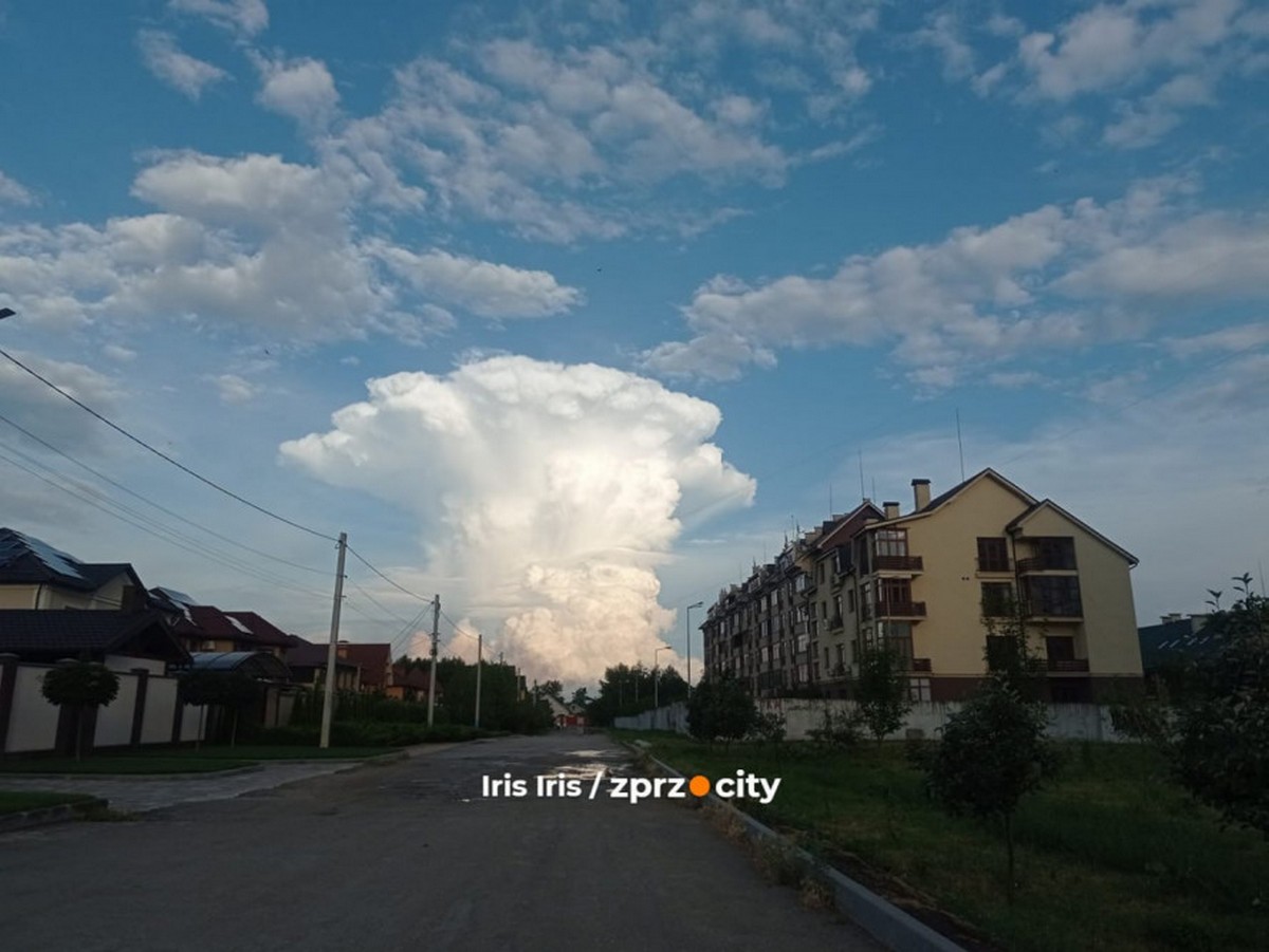 У Запоріжжі хмара у вигляді ядерного гриба здивувала мешканців (фото)