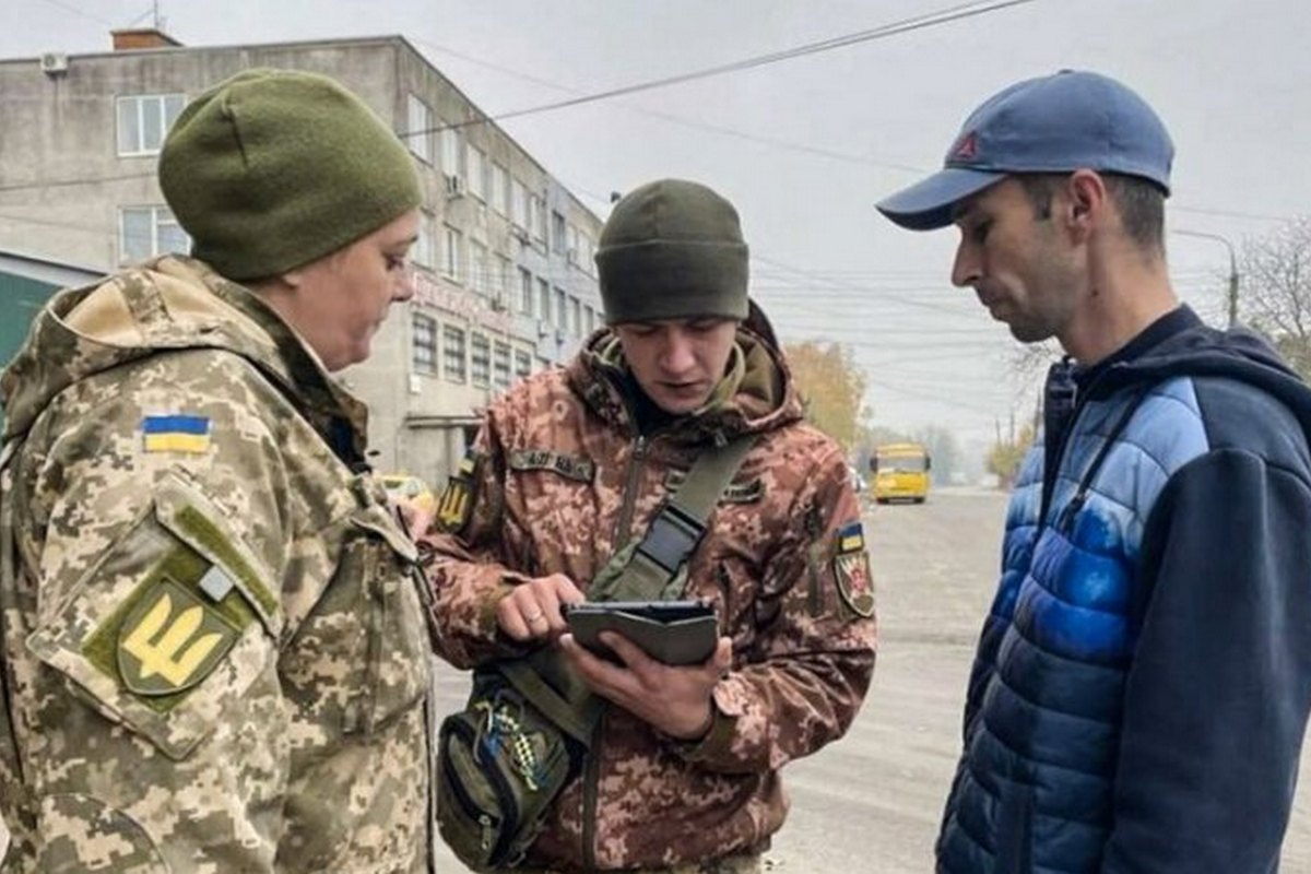 Напад на представника ТЦК у Чернівцях – військовий відповів на агресію