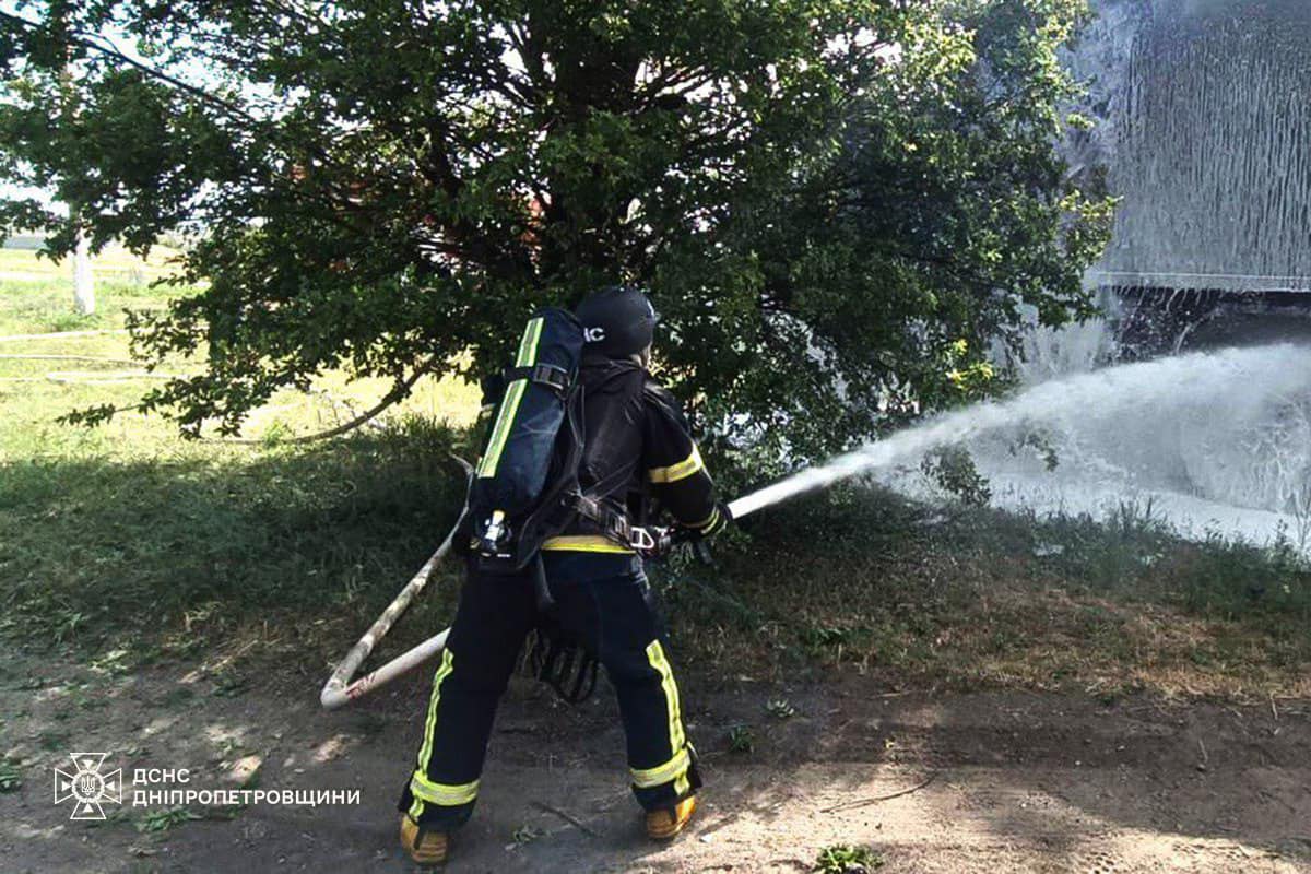 На Нікопольщині ворог атакував чотири громади та поранив рятувальника