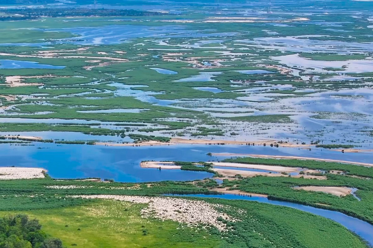 Рік після підриву: як виглядає Каховське водосховище з висоти пташиного польоту у червні 2024 року