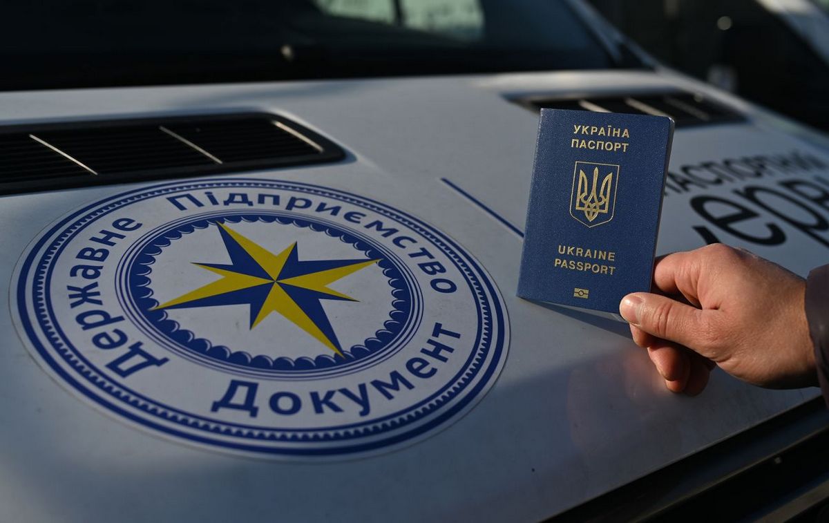 Видача паспортів за кордоном чоловікам – які обмеження діятимуть з 30 червня