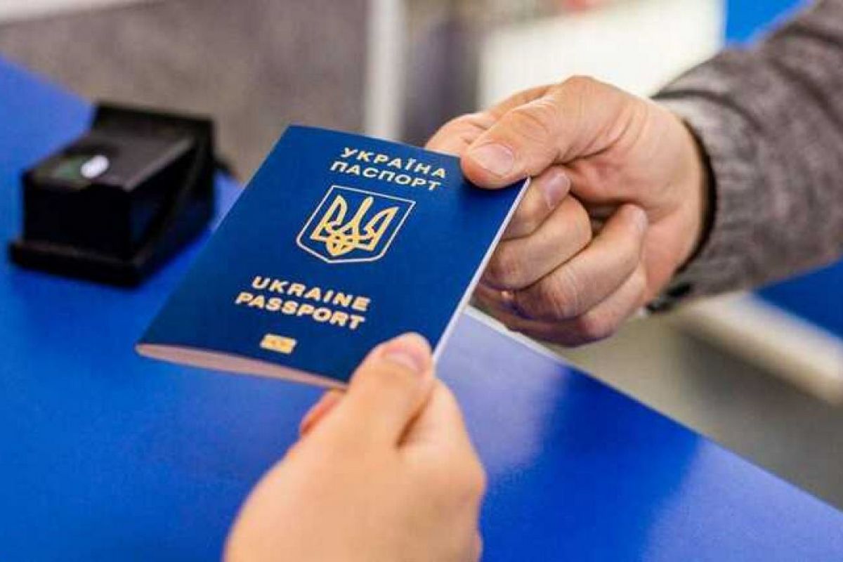 Для українців за кордоном продовжили роботу паспортного сервісу ДП «Документ» 