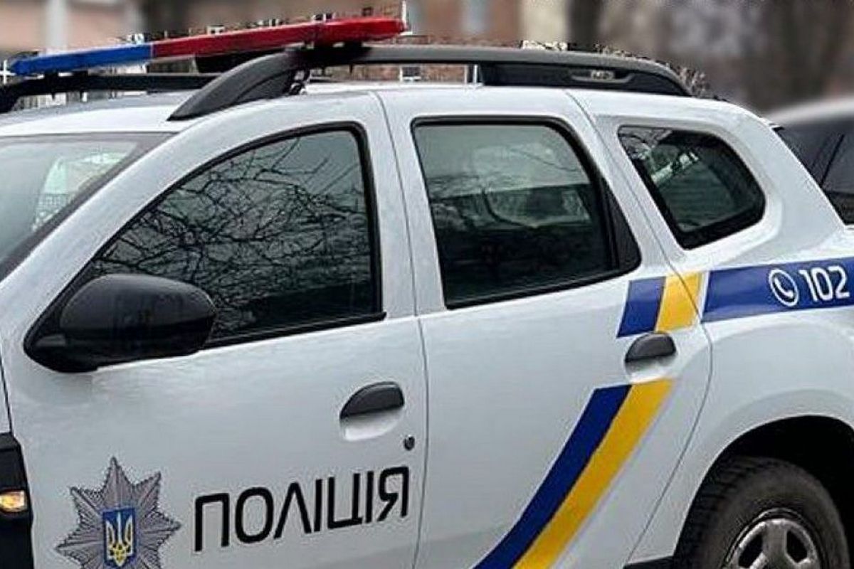 У Києві чоловік виліз на поліцейське авто та вдарив правоохоронця — яке покарання йому загрожує