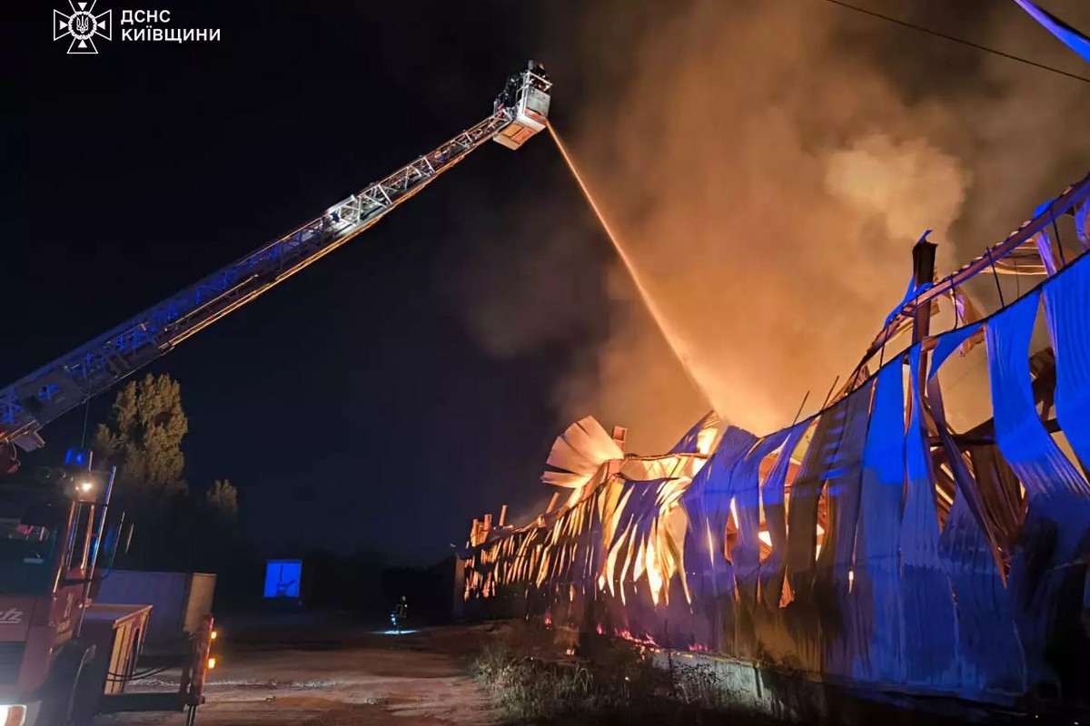 Масштабна пожежа на Київщині: горів склад на площі 4000 м2