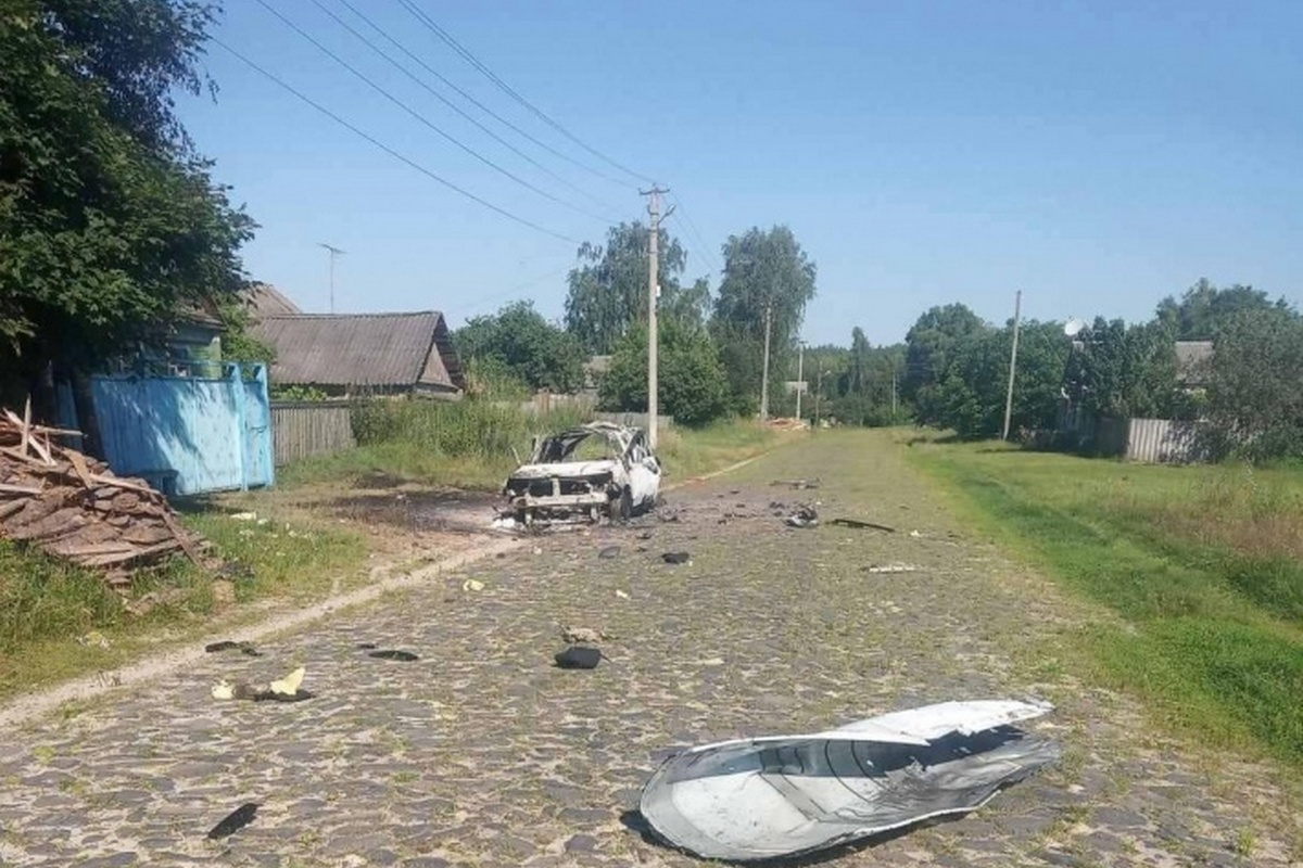 Окупанти атакували дроном авто поліцейських у Сумській області - є поранений (фото)