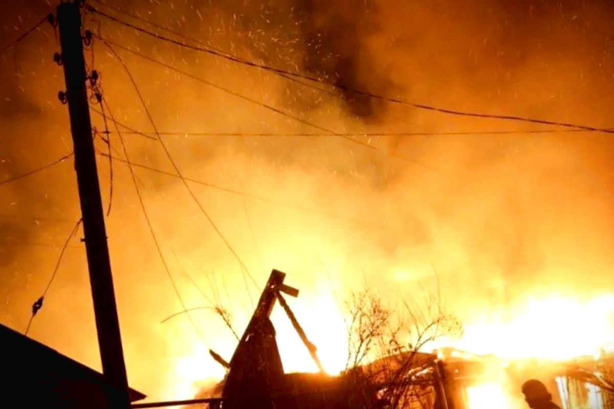 «Жутко»-пекельна ніч на Росії: атакували близько сотні БПЛА, виникли пожежі, ціле місто без світла (відео)