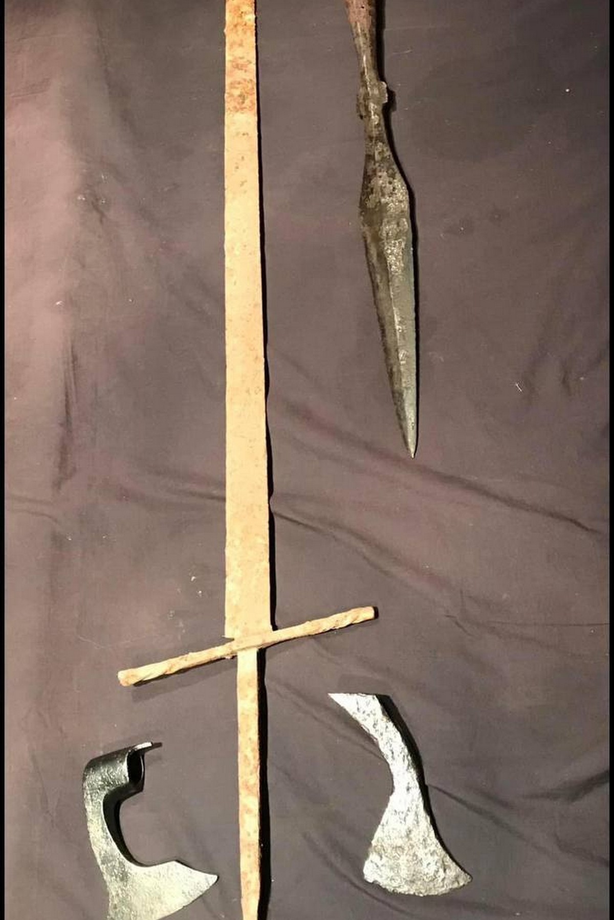 Як виглядає меч цвайхандер, знайдений на заході України – двометрова зброя 13-16 століть
