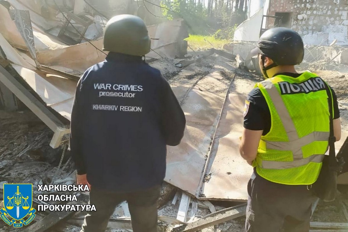 Загинув чоловік-ВПО: Росія вдарила 5 ракетами по базі відпочинку у Змієві (фото)