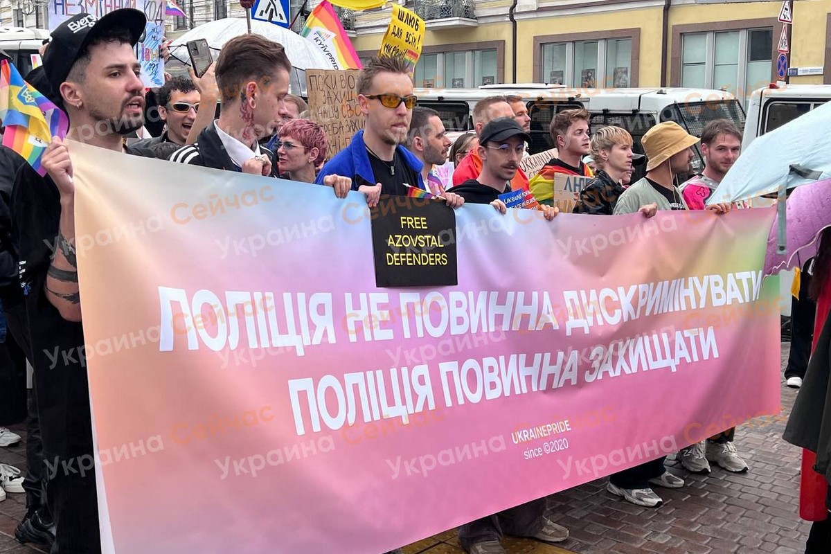 Вперше з 24 лютого 2022 року у Києві пройшов гей-парад (фото, відео)