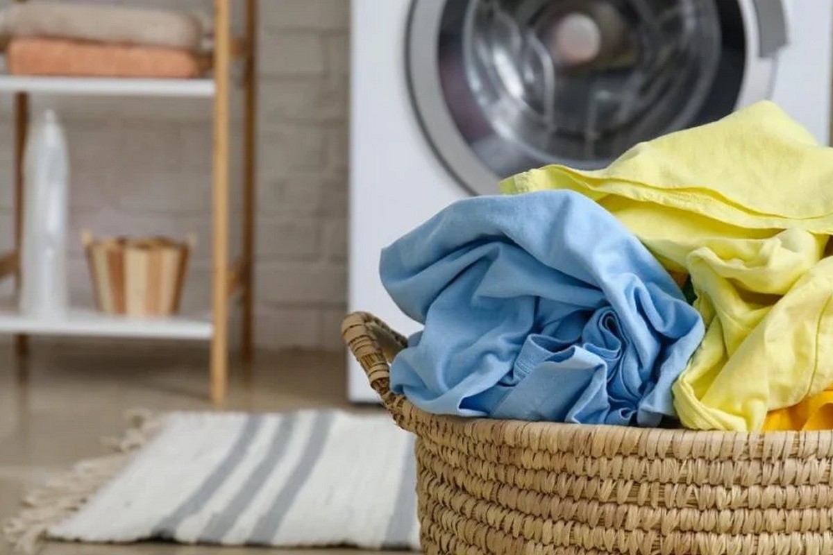 6 способів освіжити одяг без пральної машини та праски