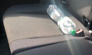 Ого! А ви знали, чому не можна залишати пляшку з водою в машині у спеку?