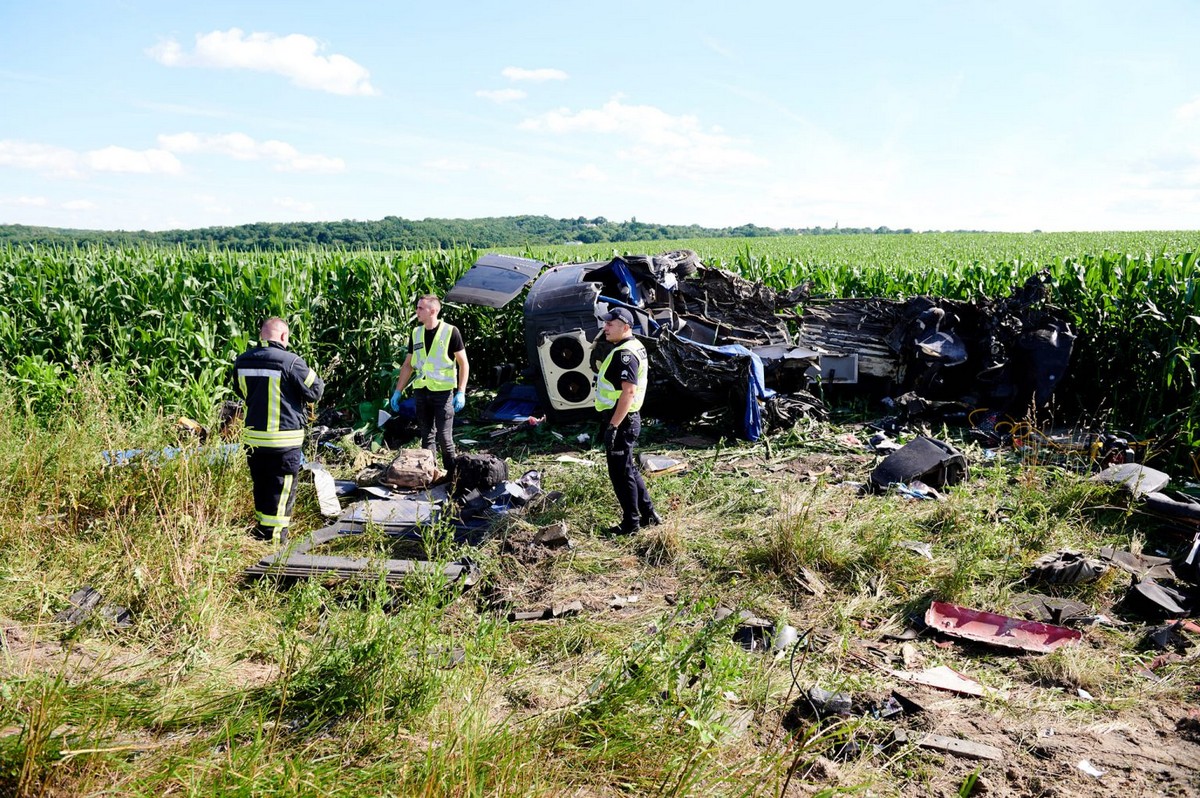 Автотроща на Рівненщині з 14 загиблими сталася вчора, 6 липня, вдень. На дорозі не розминулися автоцистерна і маршрутка. Всі, крім одної жінки, хто був у маршрутці, загинули. Серед загиблих – дитина.