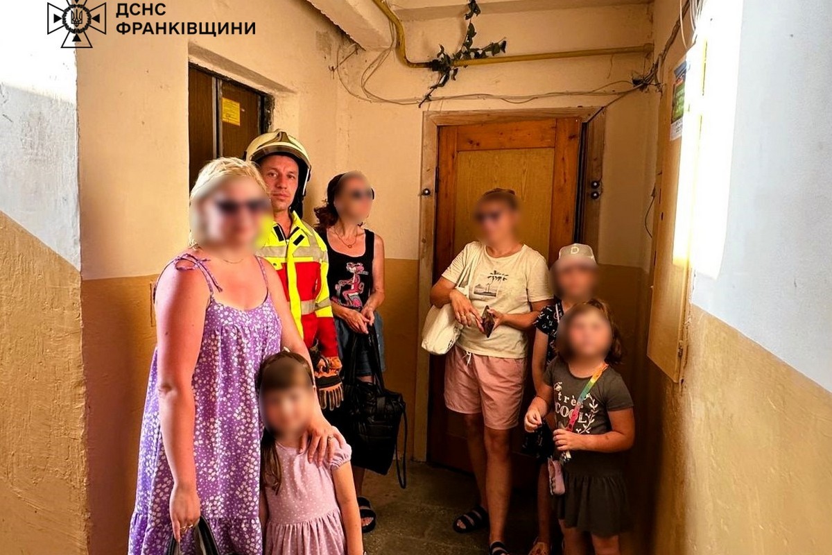 Четверо дітей і дорослі застряглі у ліфті через відключення світла: рятувальники лади пораду
