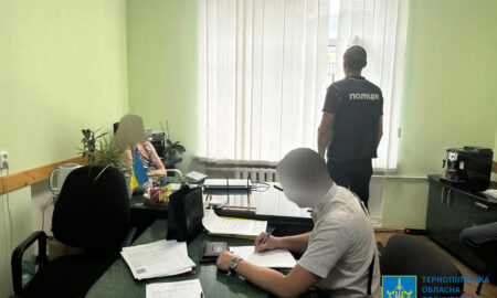 На Тернопільщині чиновниця брала хабарі сертифікатами на косметику та відпочинок