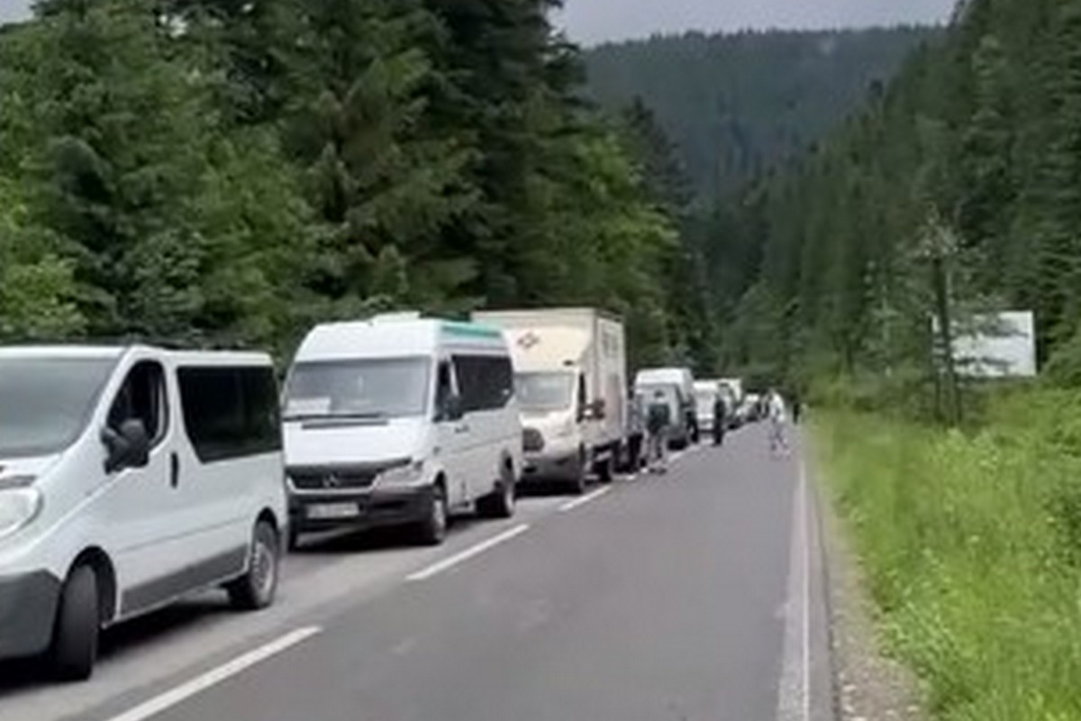 В Івано-Франківській області місцеві перекрили дорогу і заблокували роботу ТЦК – що відомо (відео)