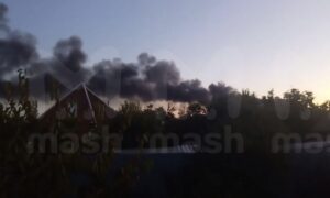 Через удар безпілотників по нафтобазі в Ростовській області виникла пожежа (відео)