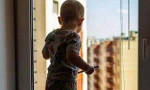 Батьки в цей час відпочивали: 4-річний хлопчик випав з вікна п’ятого поверху в Чернігові