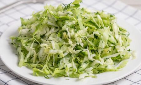 Салат з молодої капусти та огірка – рецепт та варіанти оригінальних заправок