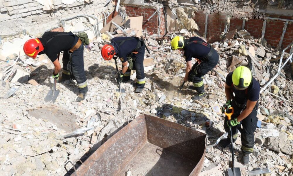 Удар по Дніпру - рятувальники продовжують пошуки людей під завалами, двоє зникли безвісти (фото, відео)