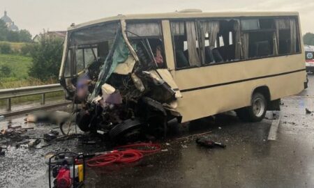 Автобус зіткнувся з автопоїздом: 4 загиблих в ДТП на Львівщині