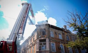 В центрі Одеси сталася масштабна пожежа – постраждало 3 вогнеборці (фото)