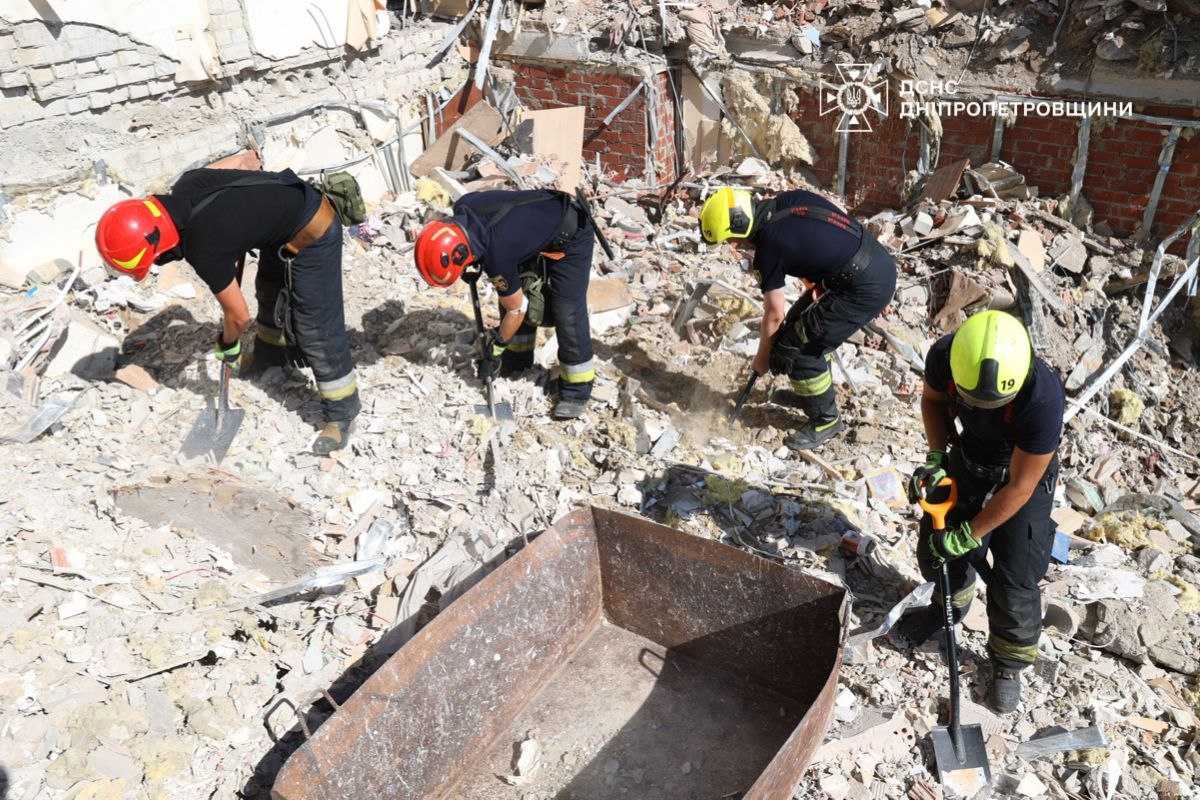 Удар по Дніпру - рятувальники продовжують пошуки людей під завалами, двоє зникли безвісти