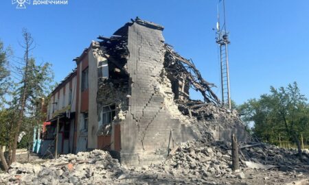 Жахливі руїни залишилися від будівлі ДСНС після ворожого удару у Торецьку