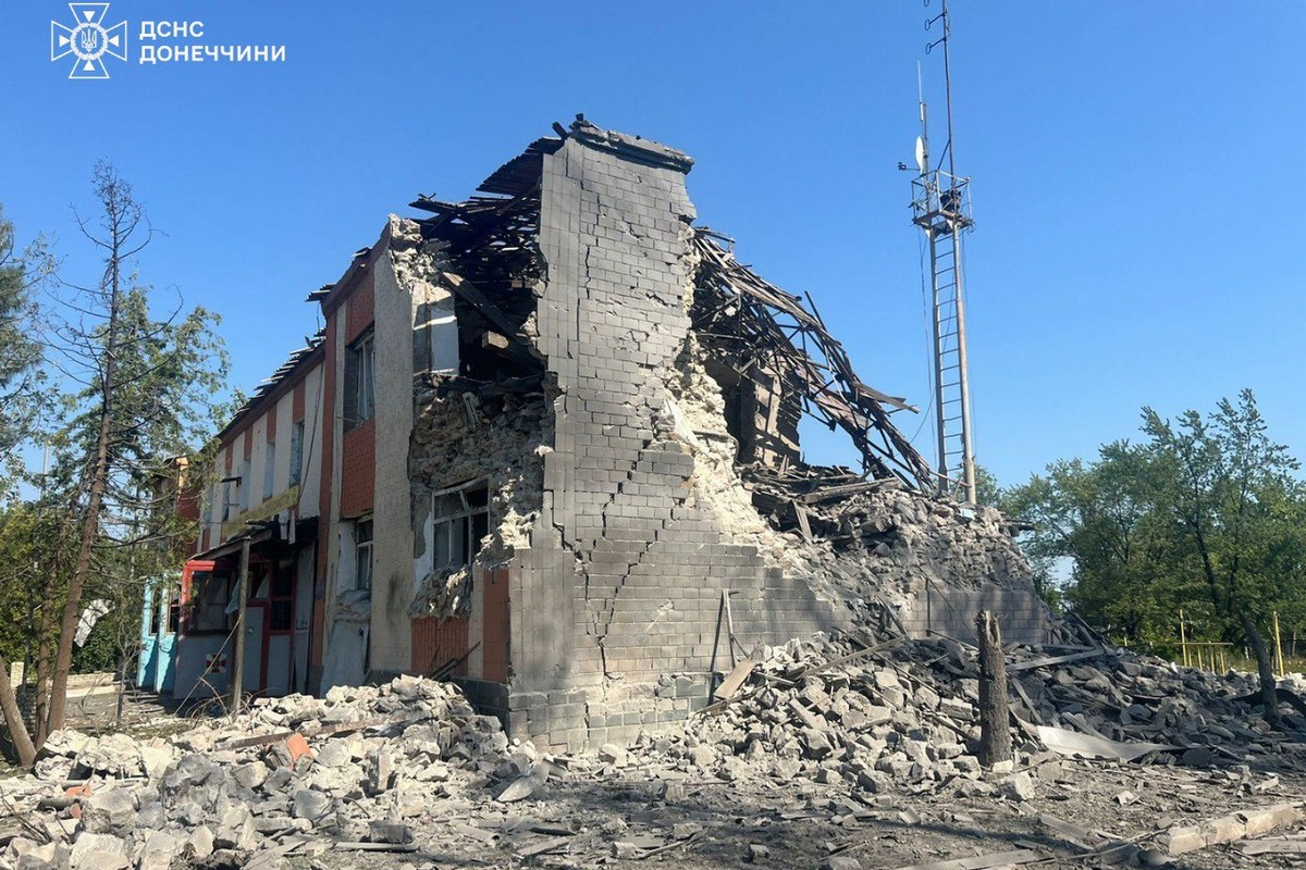 Жахливі руїни залишилися від будівлі ДСНС після ворожого удару у Торецьку