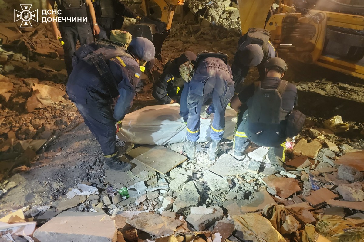 Удар по п’ятиповерхівці в Мирнограді: кількість жертв зросла, пошукові роботи завершені (фото, відео)