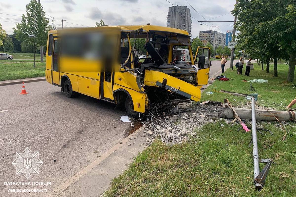 ДТП у Львові 18 липня - маршрутка влетіла в електроопору, є поранені