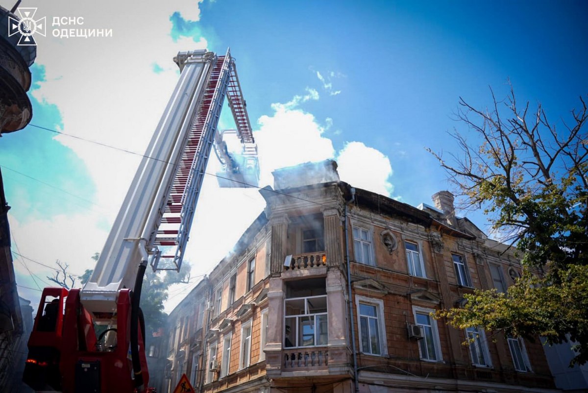 В центрі Одеси сталася масштабна пожежа – постраждало 3 вогнеборці (фото)